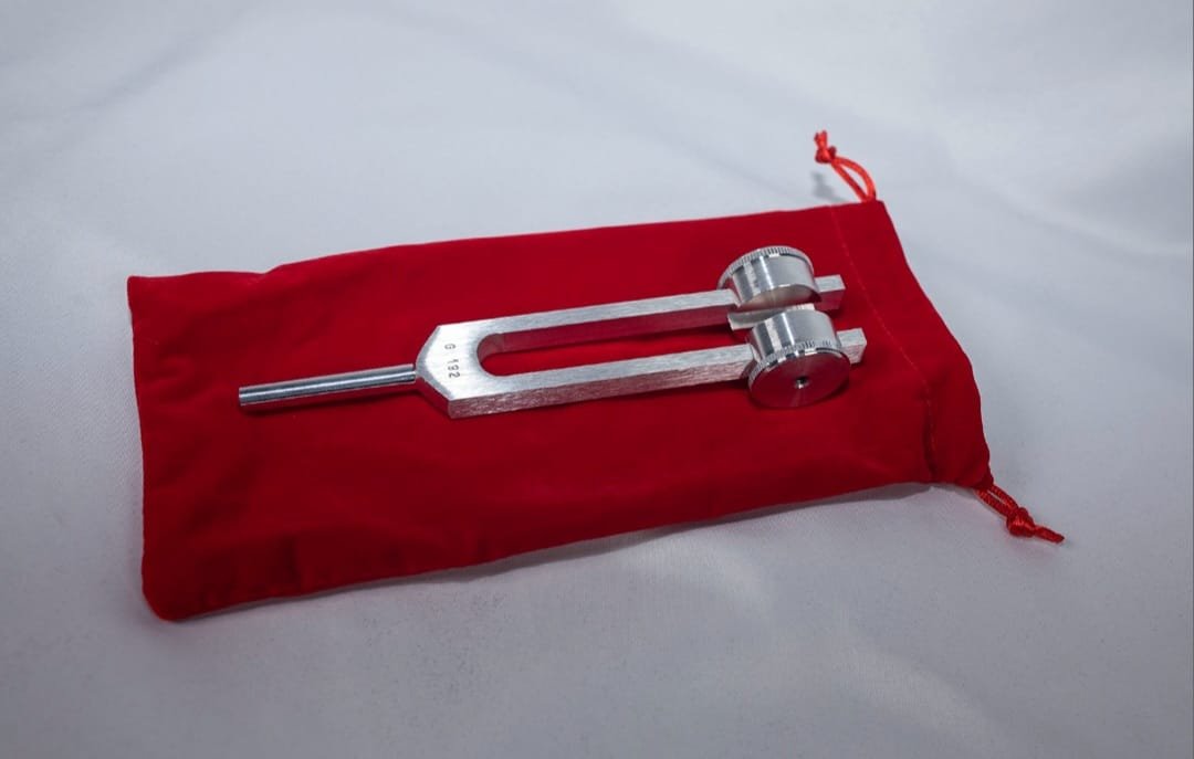 شوكة رنانة G - 192 هرتز لتقليل التجاعيد وتنشيط الكولاجين ودعم الأعصاب